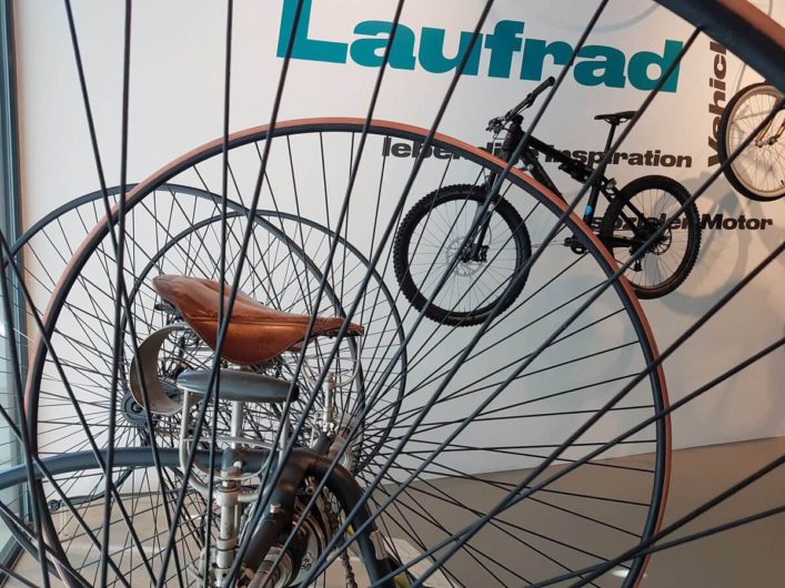 alte Fahrräder in der Sonderausstellung BIKE IT im Universum Bremen