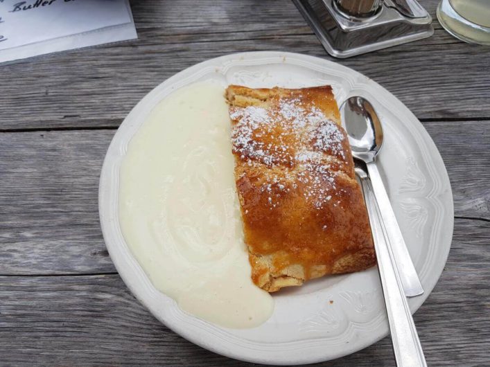 Apfelstrudel mit Vanillesauce beim Hiaslbauern in Videgg