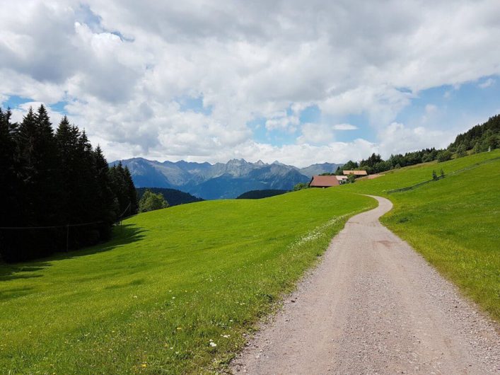 Wanderweg mit Aussicht Richtung Meran 2000 auf dem Rückweg Richtung Hafling