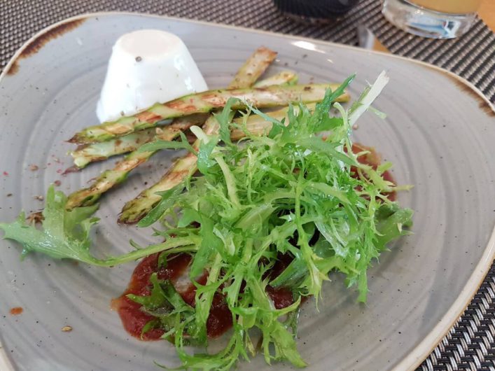 Ziegenkäse-Panna-Cotta mit grünem Spargel im Restaurant Campus in Bremen