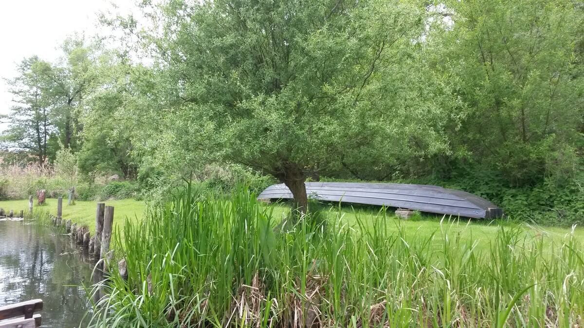 Umgedrehter Kahn am Wegesrand bei der Kahnfahrt in Schlepzig im Spreewald