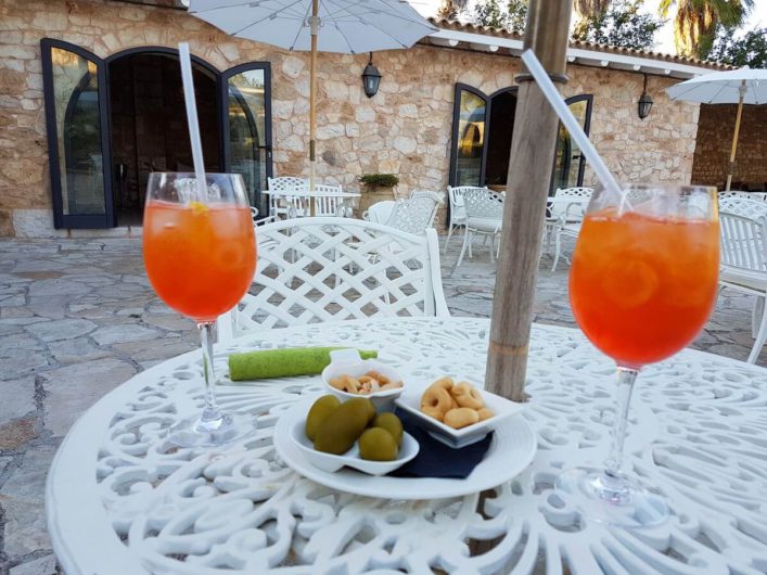 Aperol Sprizz zum Aperitif an der Poolbar der Tenuta Moreno