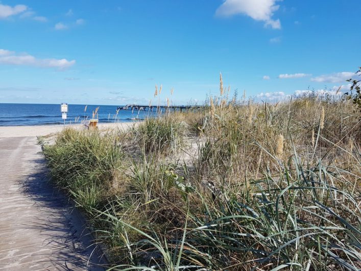 Blick über die Düne auf den Strand im Seebad Bansin auf Usedom