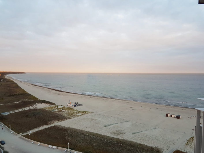 Ausblick vom Balkon des Hotel Neptun über den Strand und die Ostsee in Richtung Stolteraa