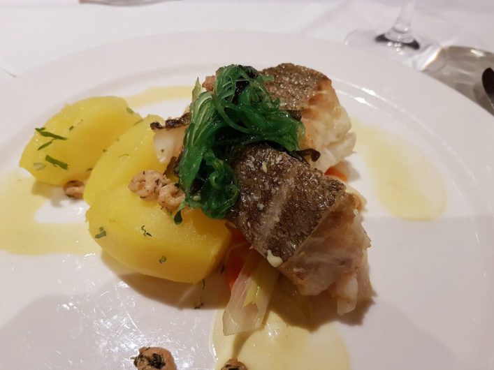 Dorsch mit Kartoffeln und Algen zum Hauptgang im Restaurant Genusshafen