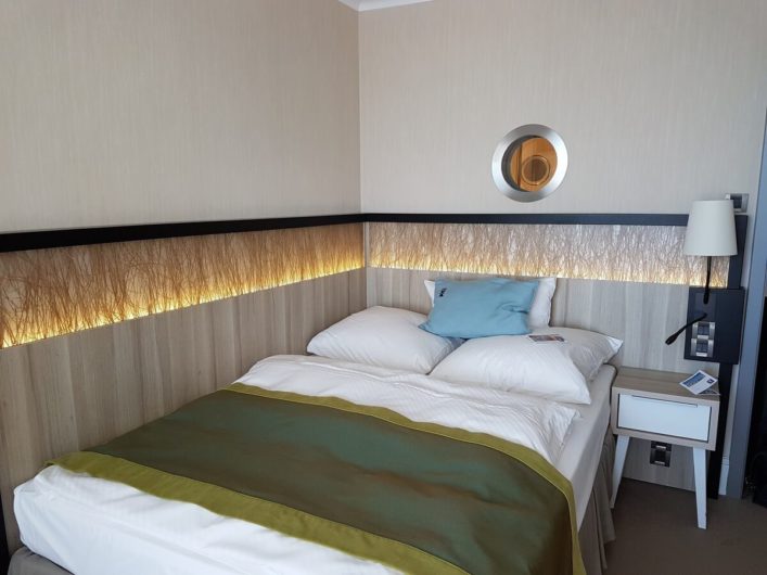 breites Bett im Einzelzimmer des Hotel Neptun