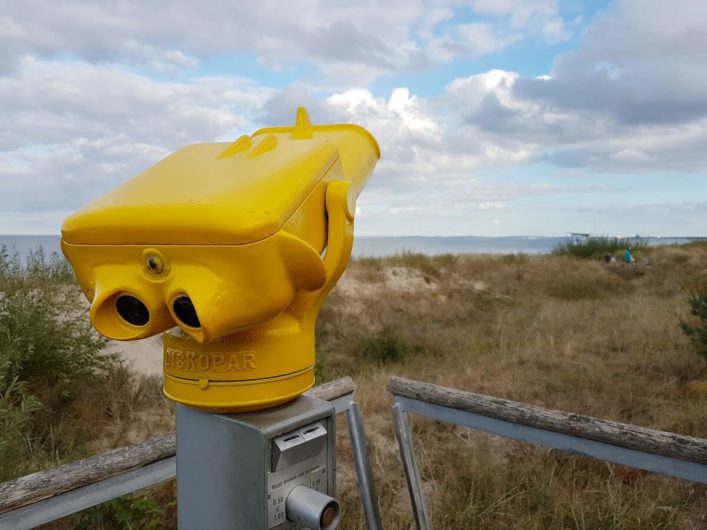 gelbes Fernrohr zwischen Promenade und Strand des Seebads Bansin