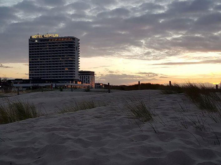 Hotel Neptun in Warnemünde im Sonnenuntergang