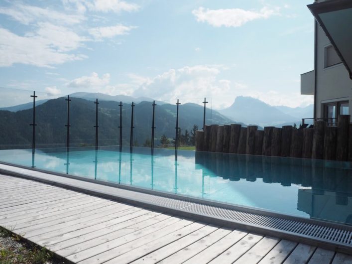 Infinitypool des Hotels Gnollhof in Gufidaun