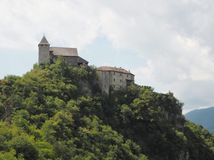 Blick auf das Kloster Säben bei Klausen im Eisacktal