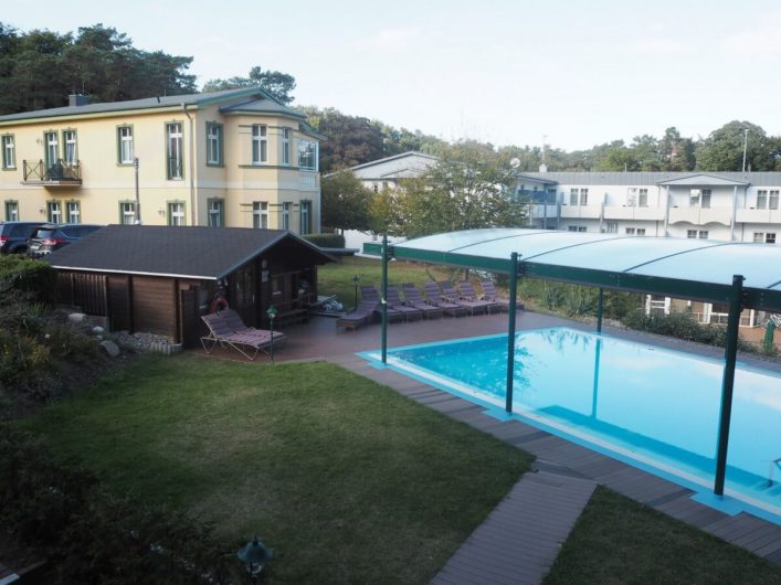 Pool und Außensauna der Villen im Park Bansin