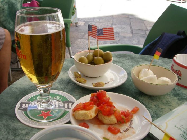 kleiner Mittagssnack in einer Bar in Gallipoli