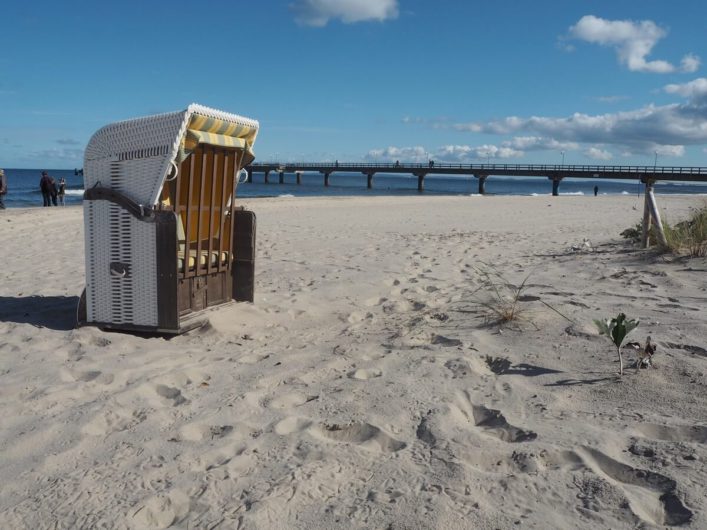 einsamer Strandkorb am Strand von Bansin