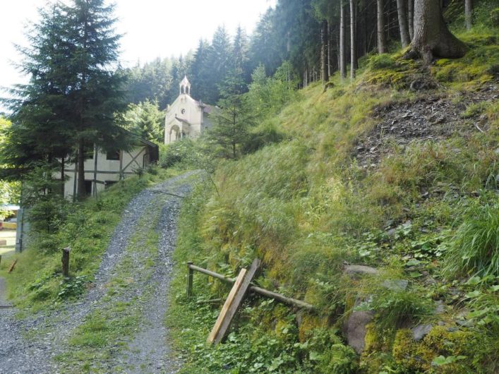 Blick auf die verlassenen Badhäuser in Bad Froy