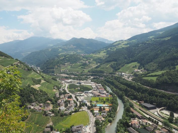 Blick auf Klausen, den Eisack und das Eisacktal