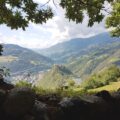 Blick vom Keschtnweg über Kloster Säben auf Klausen und das Eisacktal