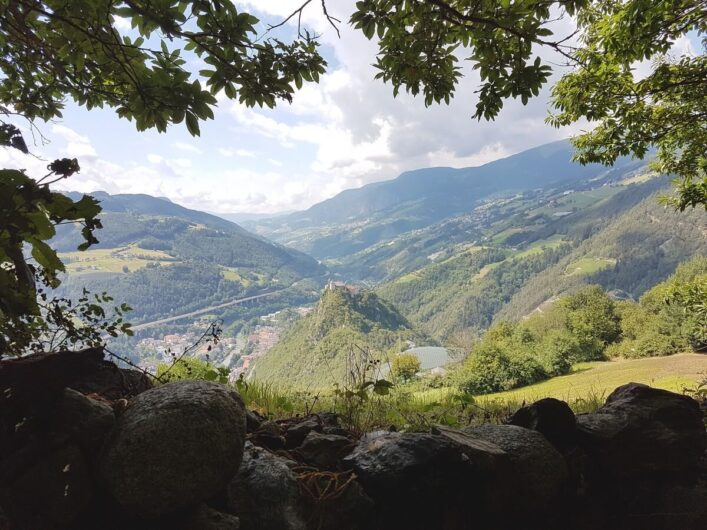 Blick vom Keschtnweg über Kloster Säben auf Klausen und das Eisacktal