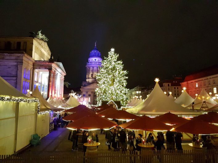 Blick über den Gendarmenmarkt mit den Buden des Weihnachtszaubers und dem großen Weihnachtsbaum