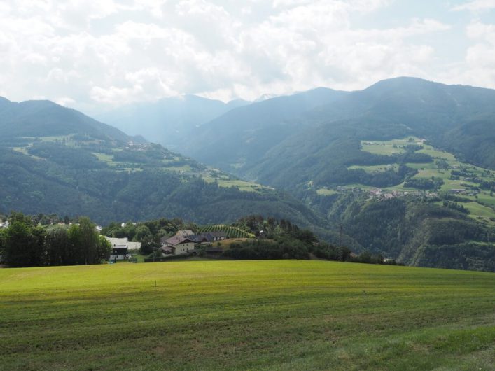 Blick vom Keschtnweg hinüber Richtung Villnösstal und Dolomiten