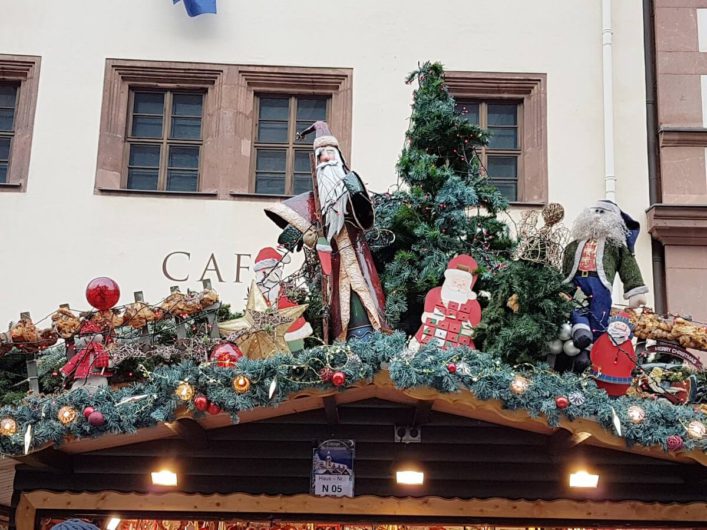 weihnachtliche Dekoration auf den Dächern der Stände des Leipziger Weihnachtsmarkts