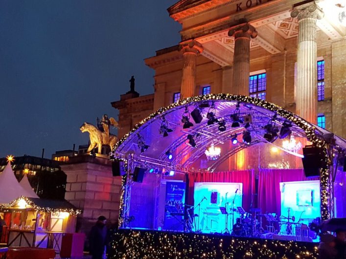 Bühne auf dem Weihnachtszauber am Gendarmenmarkt mit dem Schauspielhaus im Hintergrund