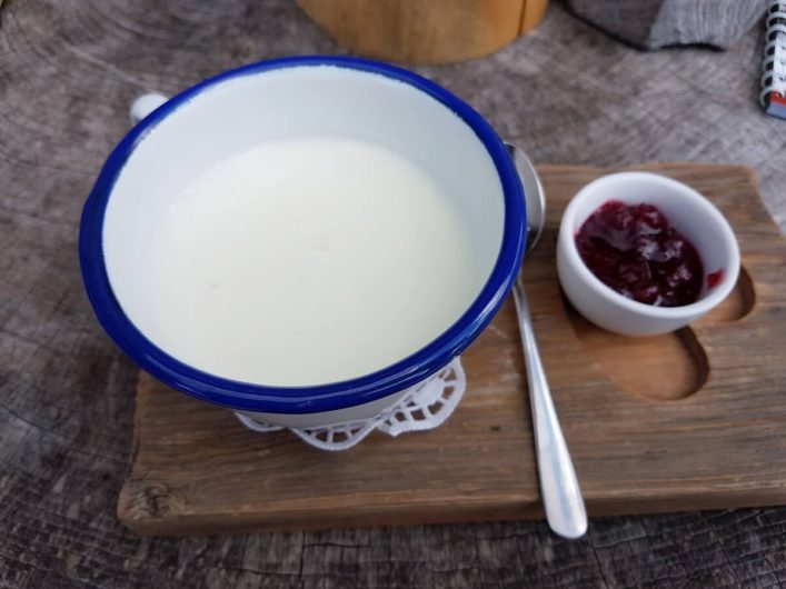 Buttermilch mit Preiselbeeren in der Geisleralm