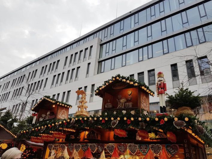 Nussknacker und Pyramiden auf den Dächern der Buden des Weihnachtsmarkts in Leipzig