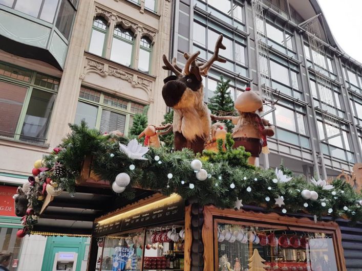 Elch als Dekoration auf dem Dach einer Bude auf dem Leipziger Weihnachtsmarkt