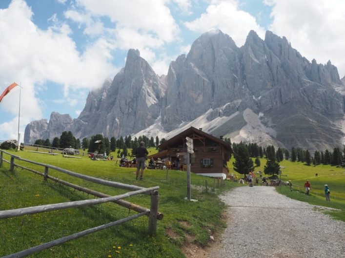 Blick auf Dolomitengipfel an der Gschnaggenhardt Alm