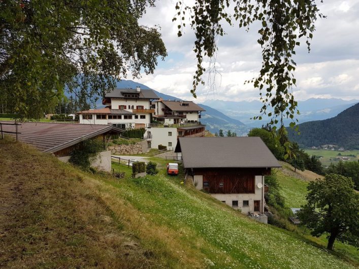 Blick auf das Hotel Gnollhof oberhalb von Gufidaun