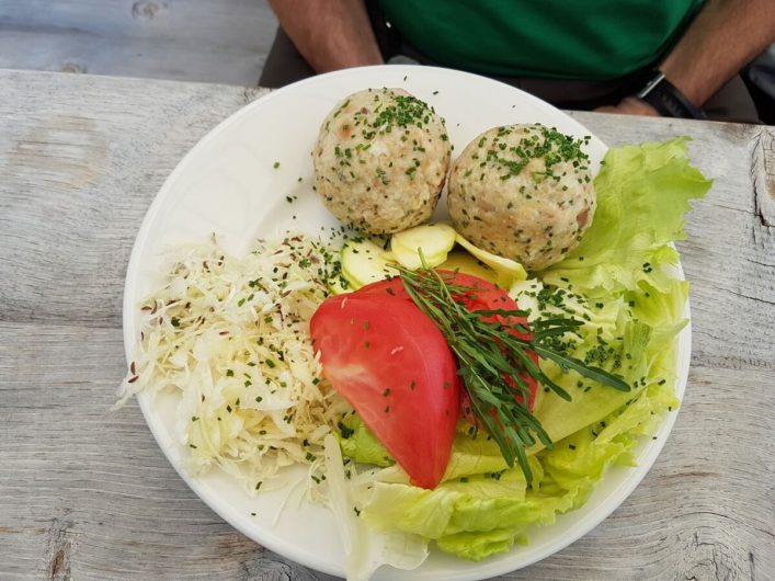 Knödel mit Kraut in der Ramitzler Schwaige