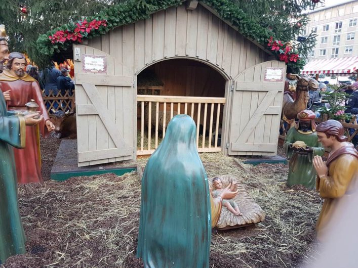 Krippe mit großen Figuren auf dem Weihnachtsmarkt in Leipzig