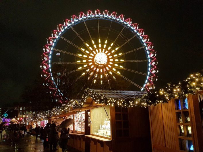 Riesenrad auf dem Weihnachtsmarkt am Roten Rathaus