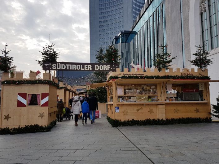 Südtiroler Dorf auf dem Weihnachtsmarkt in Leipzig