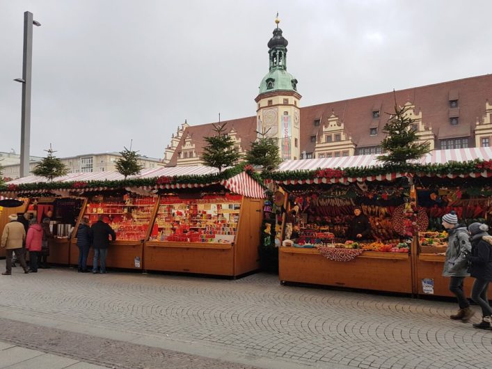 Weihnachtsmarktstände auf dem Marktplatz in Leipzig