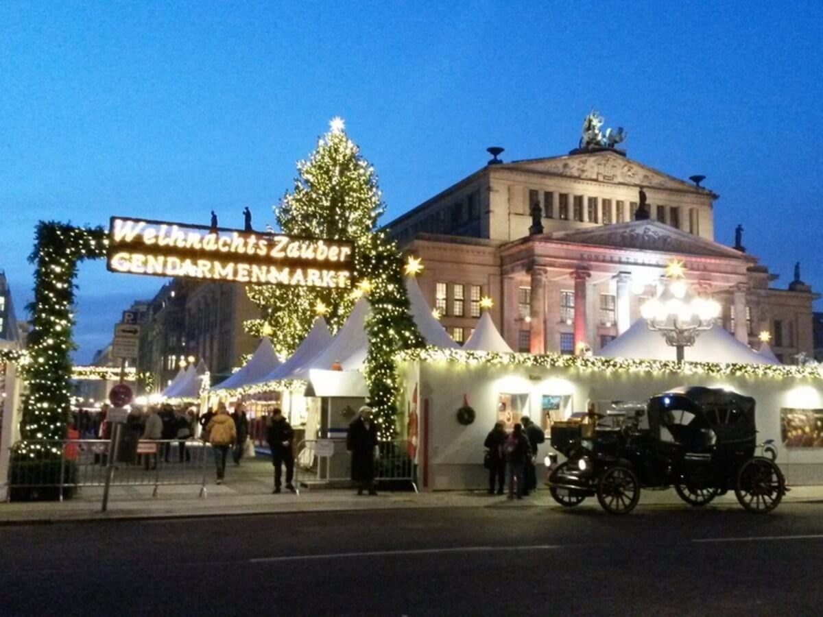 Eingang zum Weihnachtszauber am Gendarmenmarkt in Berlin
