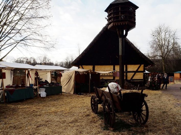 Buden mit kulinarischen Leckereien auf dem Weihnachtsmarkt in Lehde