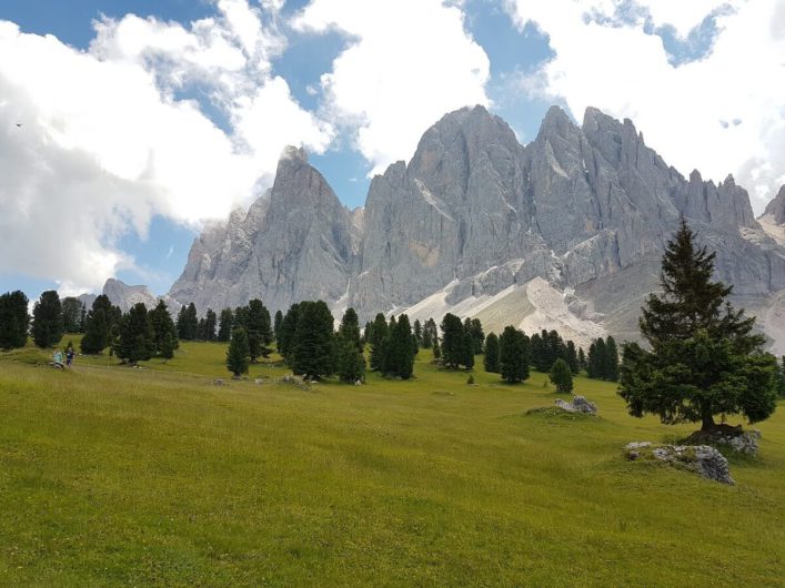 Blick auf die imposanten Geislerspitzen in den Dolomiten