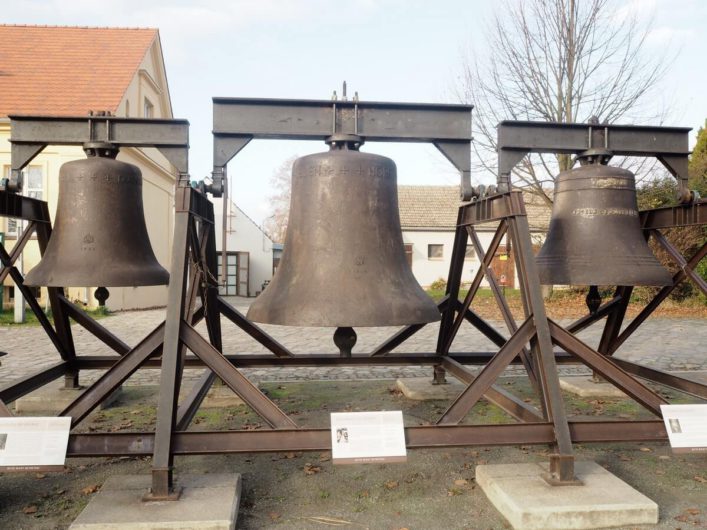 Glocken vor dem Eisenhüttenmuseum in Peitz