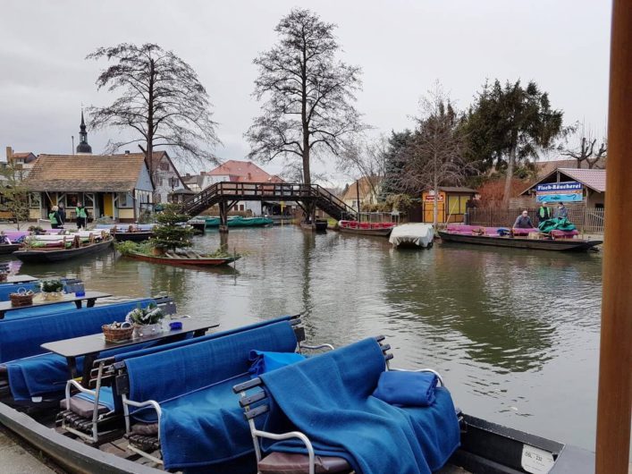 Blick auf die weihnachtlich dekorierten Kähne im Großen Spreewaldhafen in Lübbenau