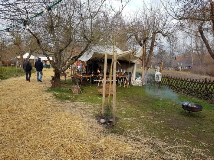 Handwerker auf dem Weihnachtsmarkt im Freiluftmuseum Lehde