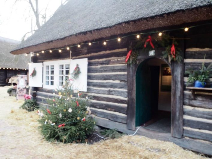 weihnachtlich geschmücktes historisches Bauernhaus im Freiluftmuseum Lehde