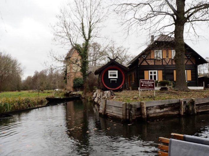 Haus mit Gurkenfass im Spreewald