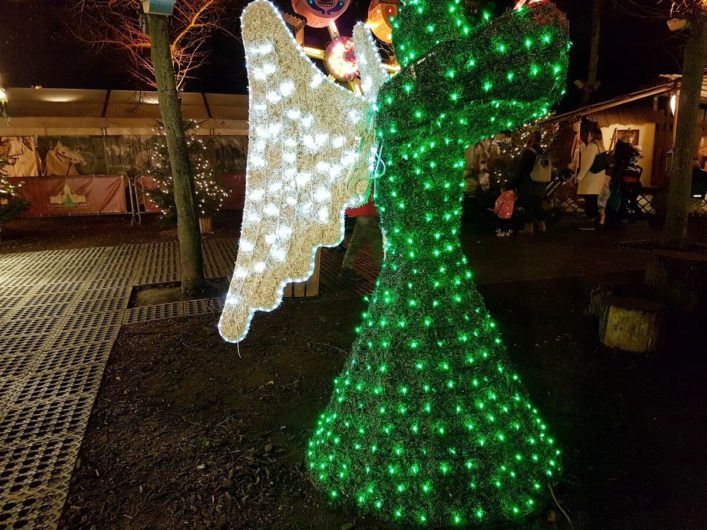 Lichterengel auf dem Weihnachtsmarkt am Schloss Charlottenburg