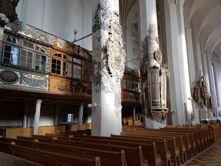 verglaste Kaufmannslogen in der Nikolaikirche Luckau