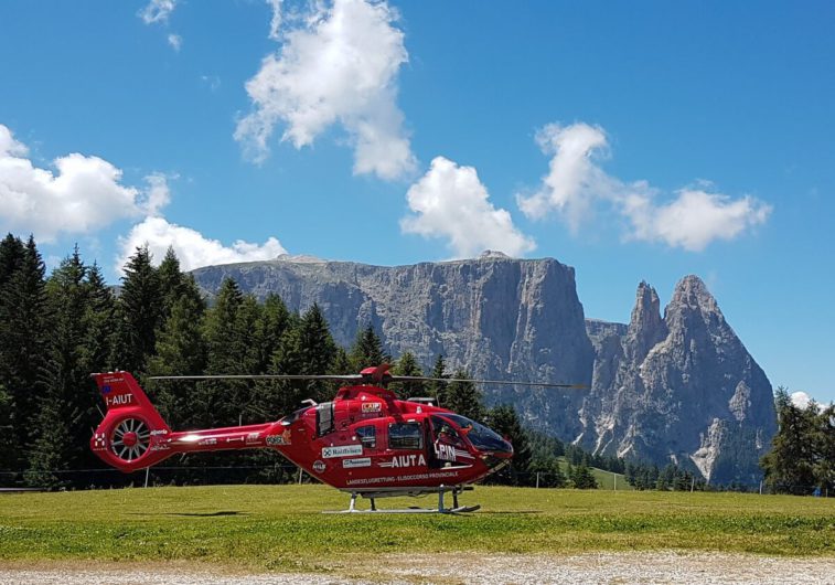 Hubschrauber des Aiut Alpin vor der Kulisse des Schlern auf der Seiser Alm