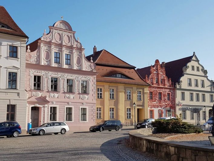 reich verzierte Häuser am Marktplatz in Luckau