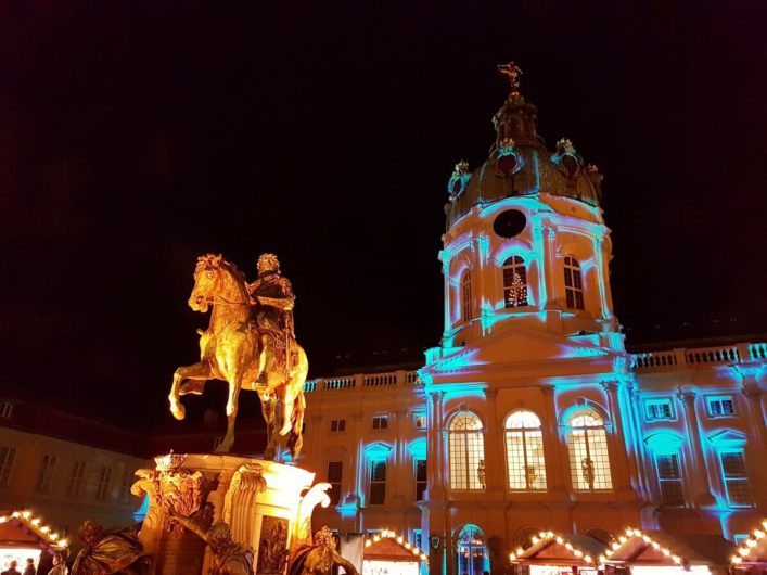 das illuminierte Schloss Charlottenburg als Kulisse für den Weihnachtsmarkt