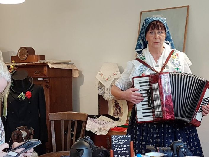 die Spreewald-Christl mit ihrer Ziehharmonika