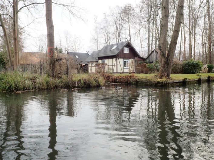 Häuser an den Fließen im Spreewald